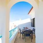 99b Hibiscus - Spacious 2-bedroom With Pool Views Apartment *