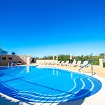 99b Hibiscus - Spacious 2-bedroom With Pool Views Apartment