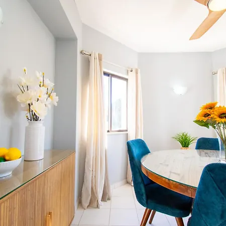 99b Hibiscus - Spacious 2-bedroom With Pool Views アパート